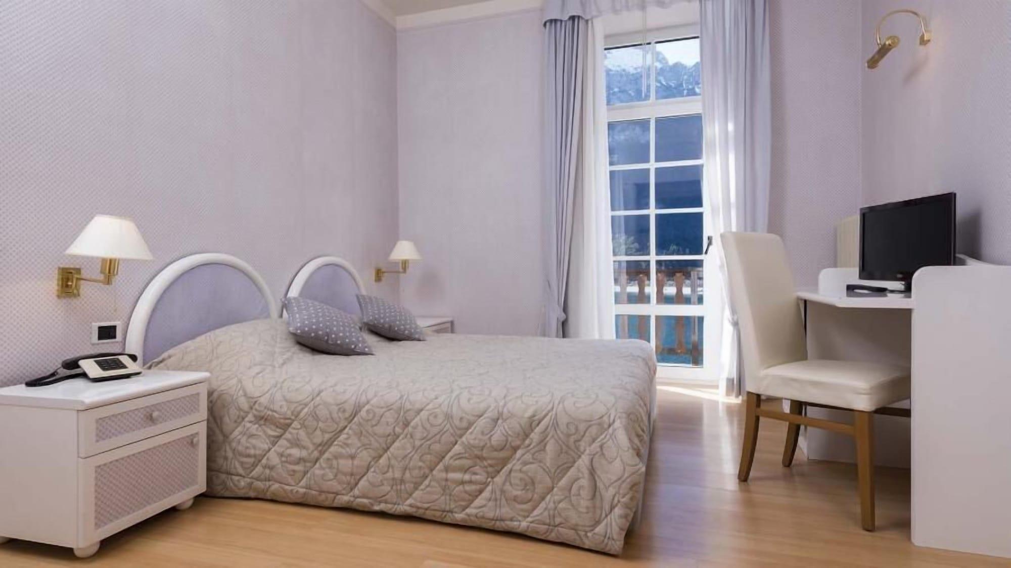 Grand Hotel Molveno Bagian luar foto
